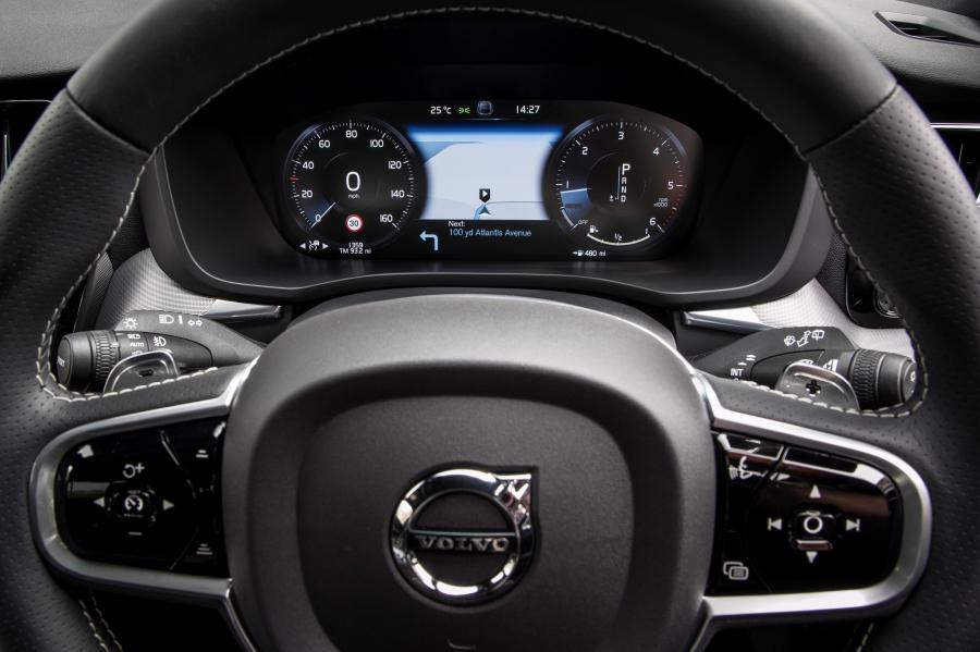 Панель приборов Volvo XC60 D5 R-Deisgn 2017 года  (UK) (фото 74 из 82)